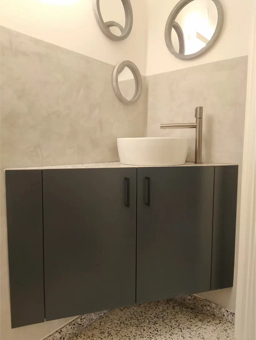 Schwebender Eckunterschrank in Anthrazit mit Terrazzo-Platte, rundem Aufsatzbecken und drei runden Spiegeln