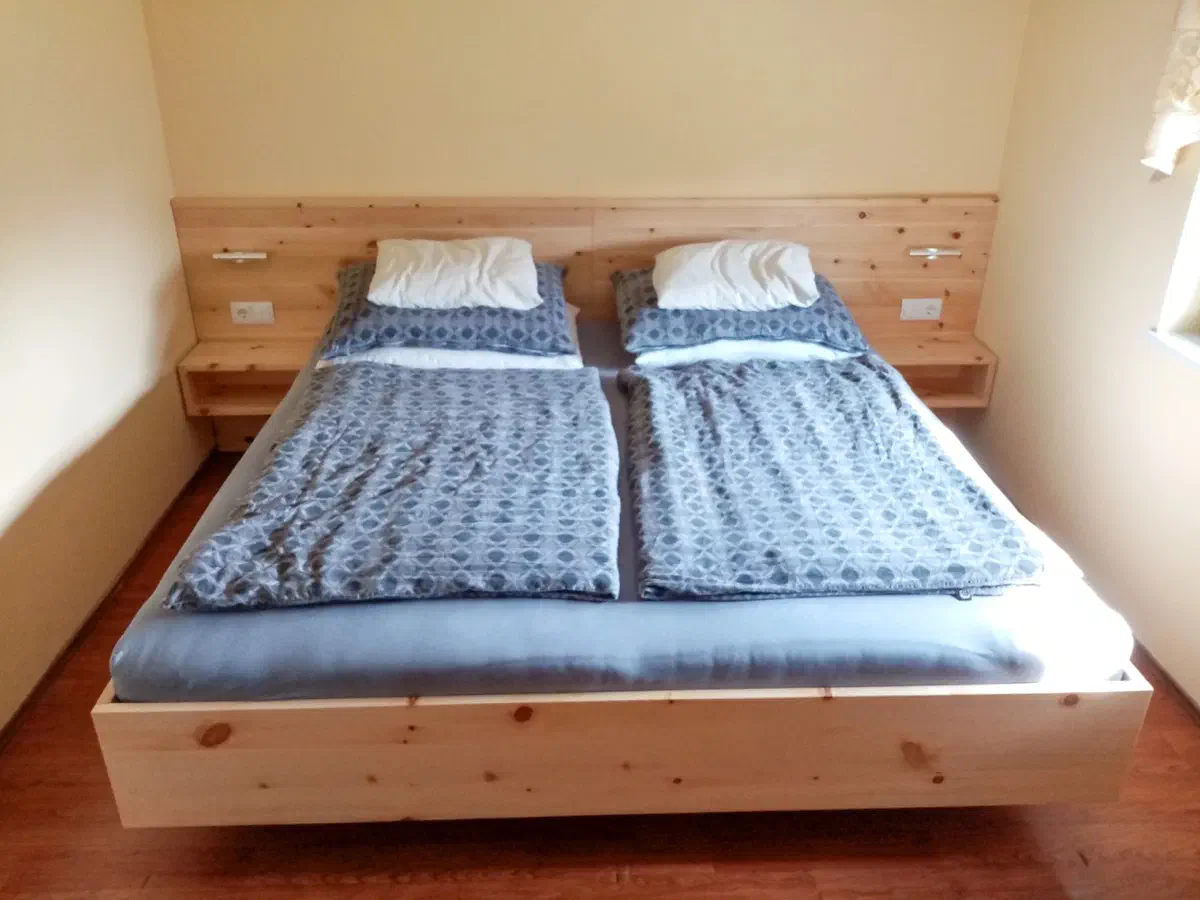 Doppelbett aus Holz