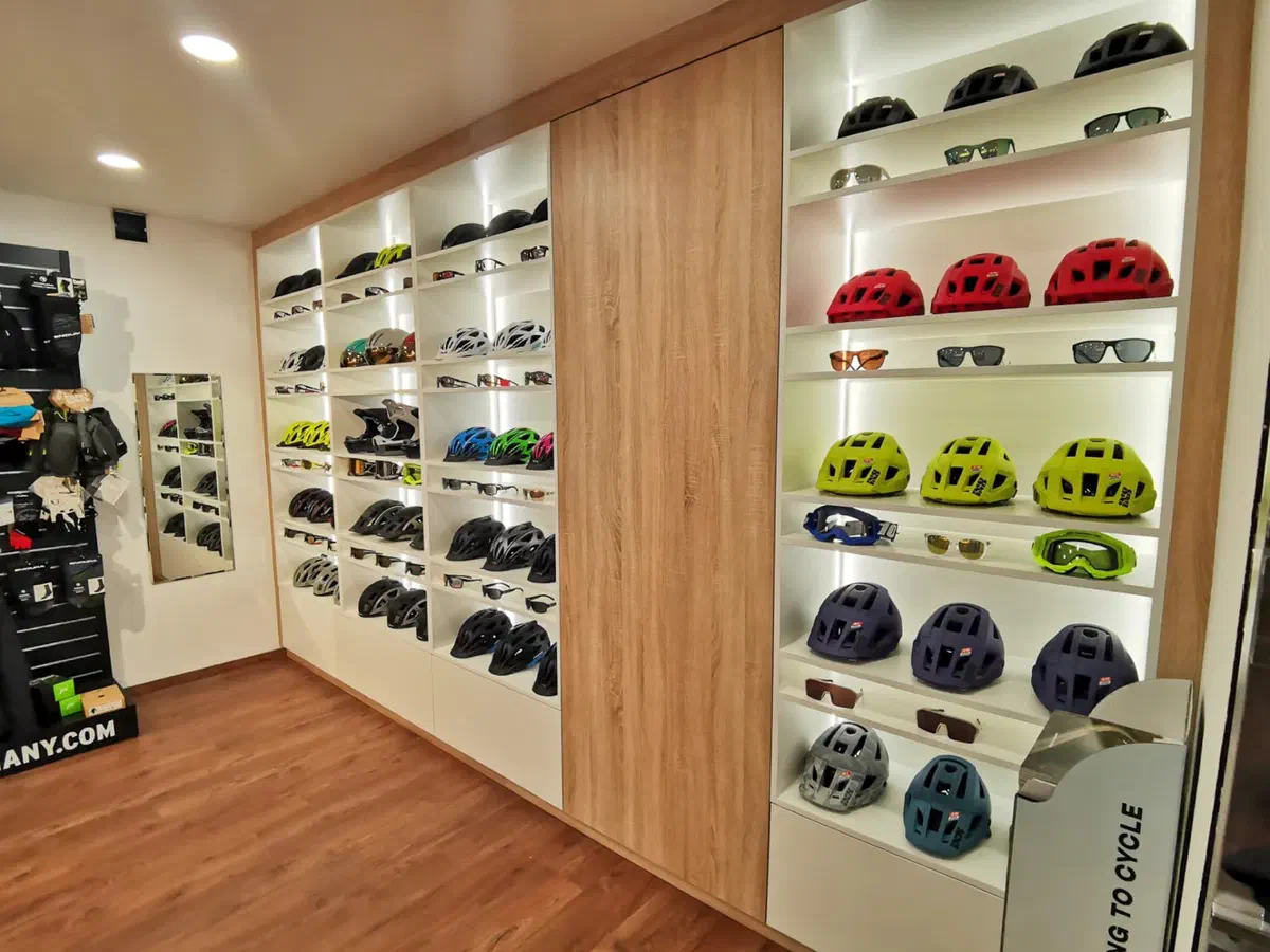 Regalwand für Helme