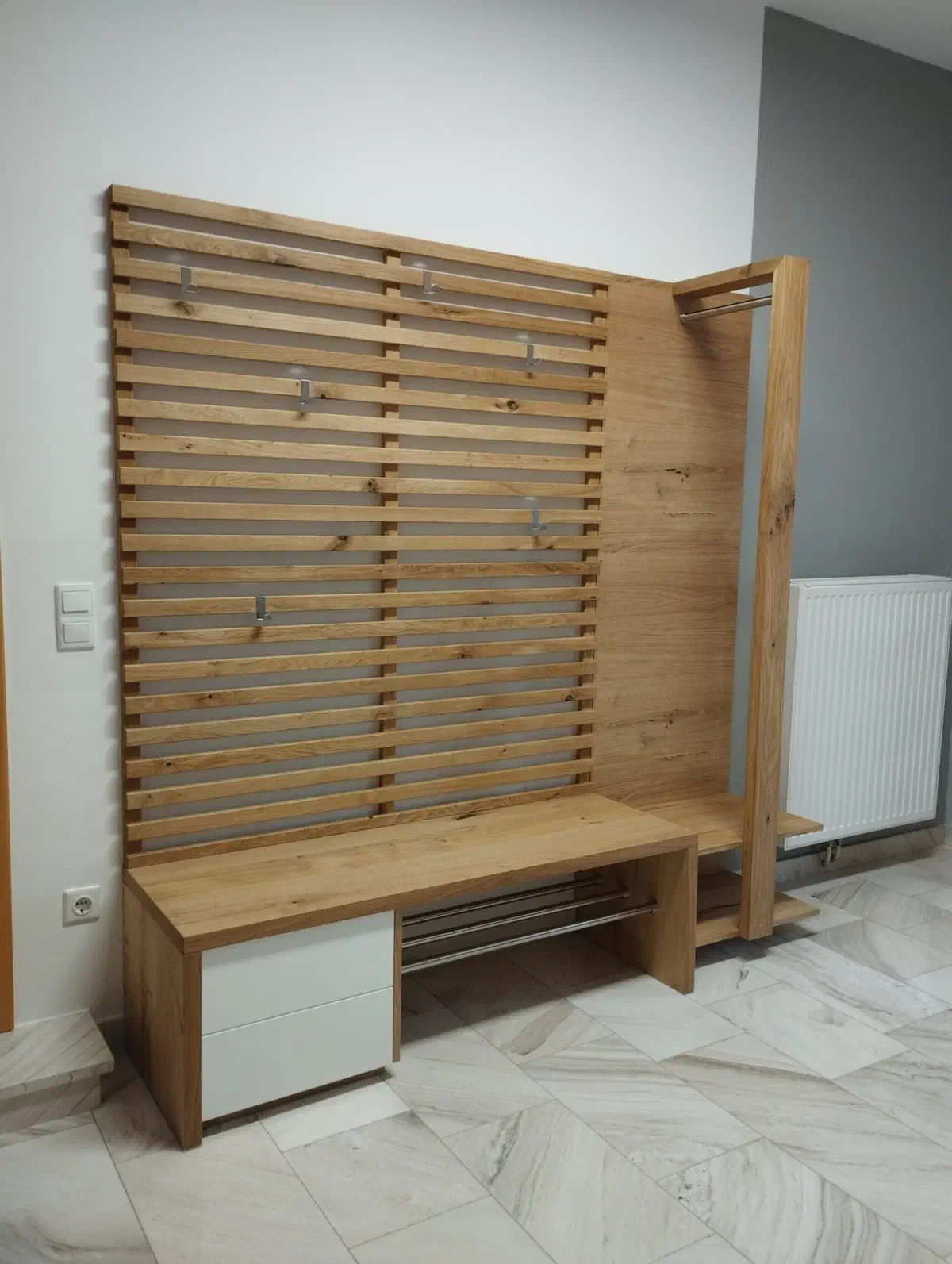 Garderobe mit Lamellen und Sitzbank