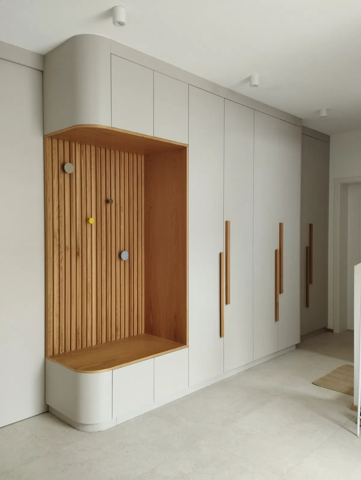 Garderobe mit Holzlamellen