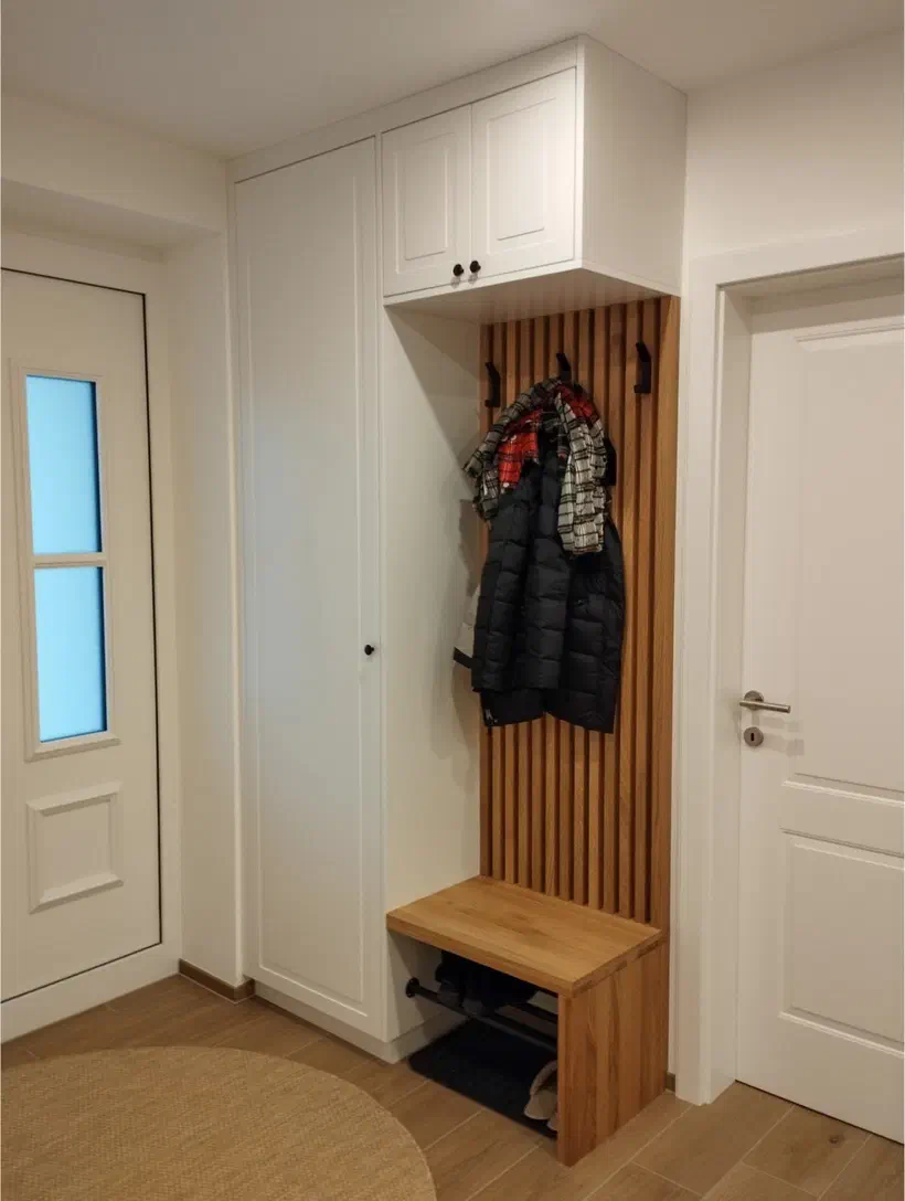 Garderobe mit Lamellenwand, Haken für Jacken und Sitzbank mit Schuhstange