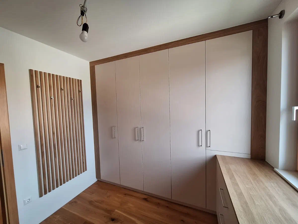 Schrankraum mit Lamellenwand