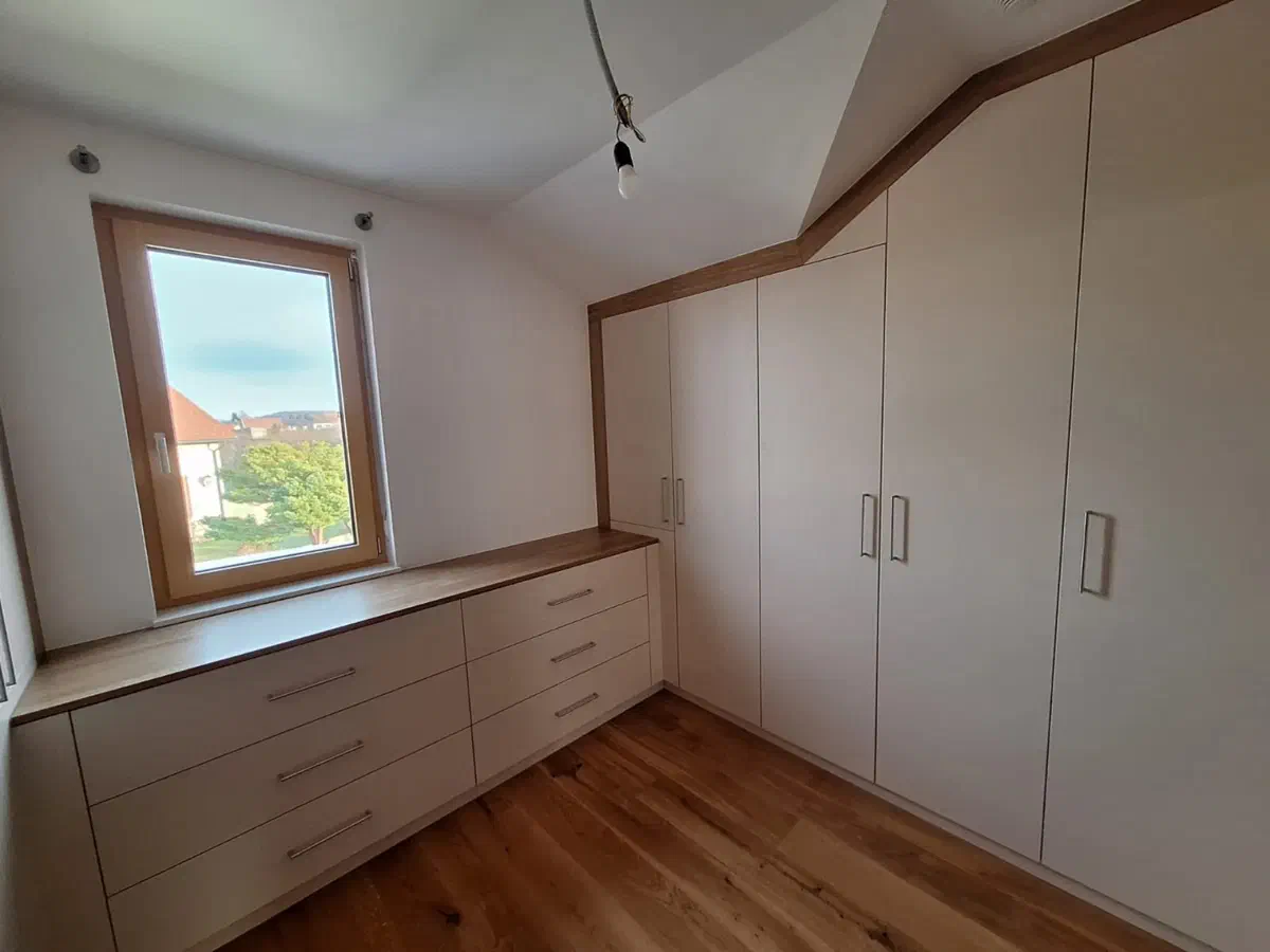 Schrankraum mit Sitzbank