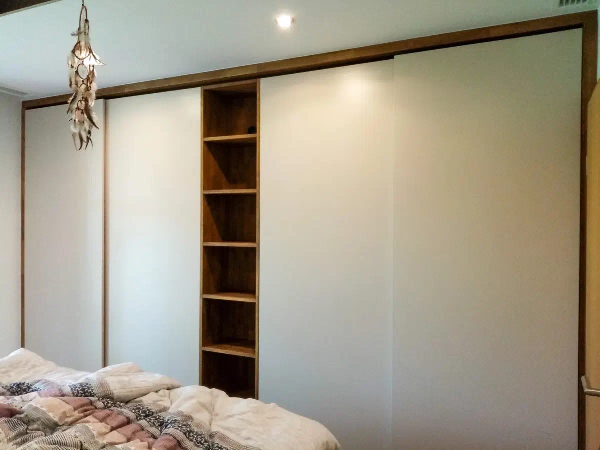 Schrank mit offenem Regal