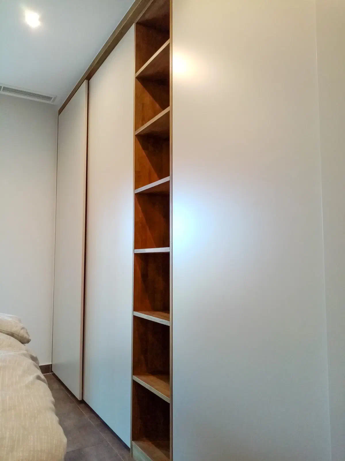 Schrank mit Holzregal