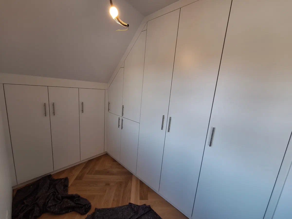 Schrankwand unter der Schräge