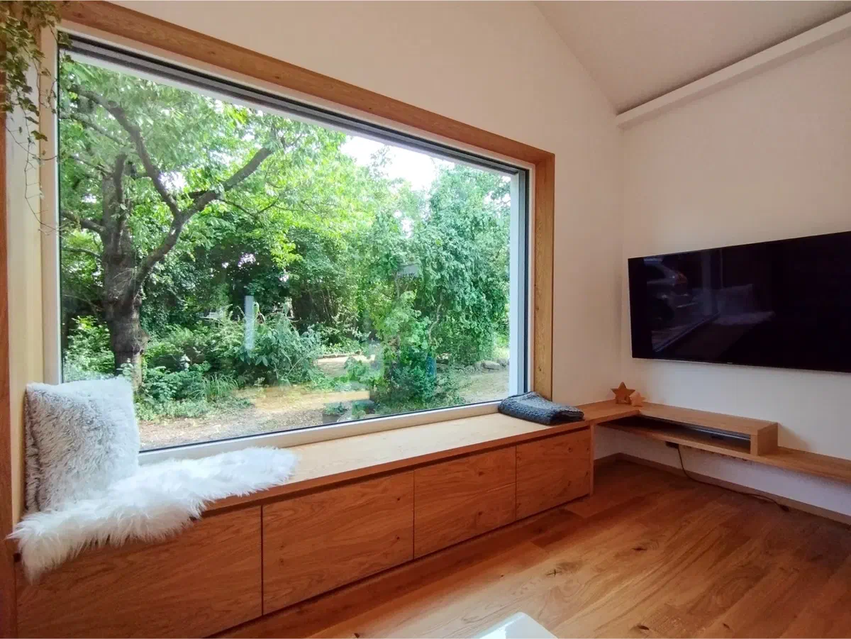 Sitzfenster mit Blick in den Garten