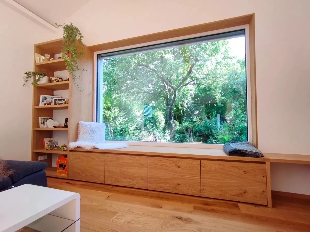Sitzfenster mit Regal daneben