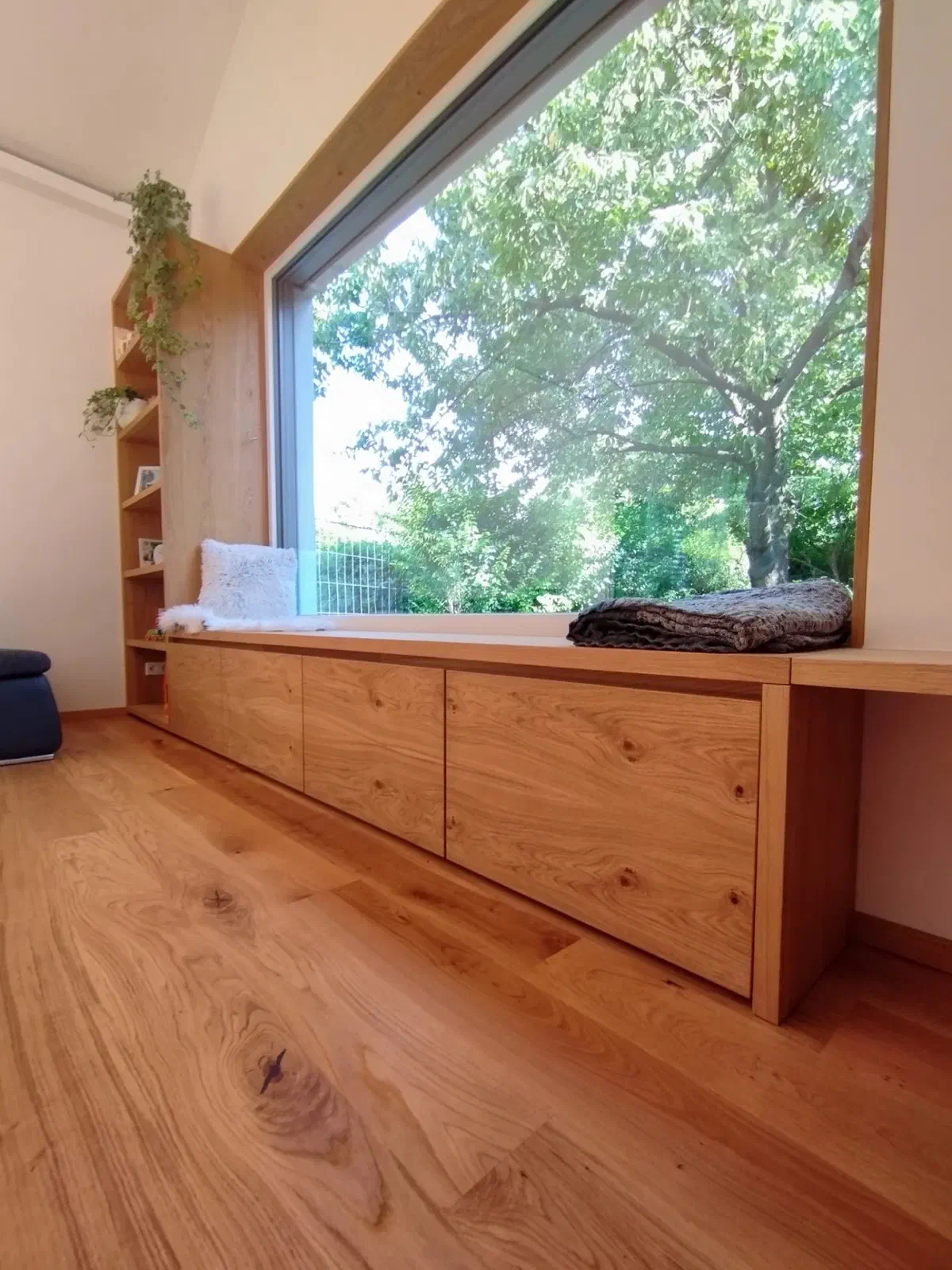 Sitzfenster mit Laden darunter