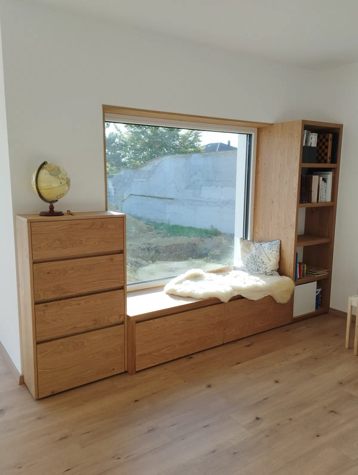 Sitzfenster mit Kommode