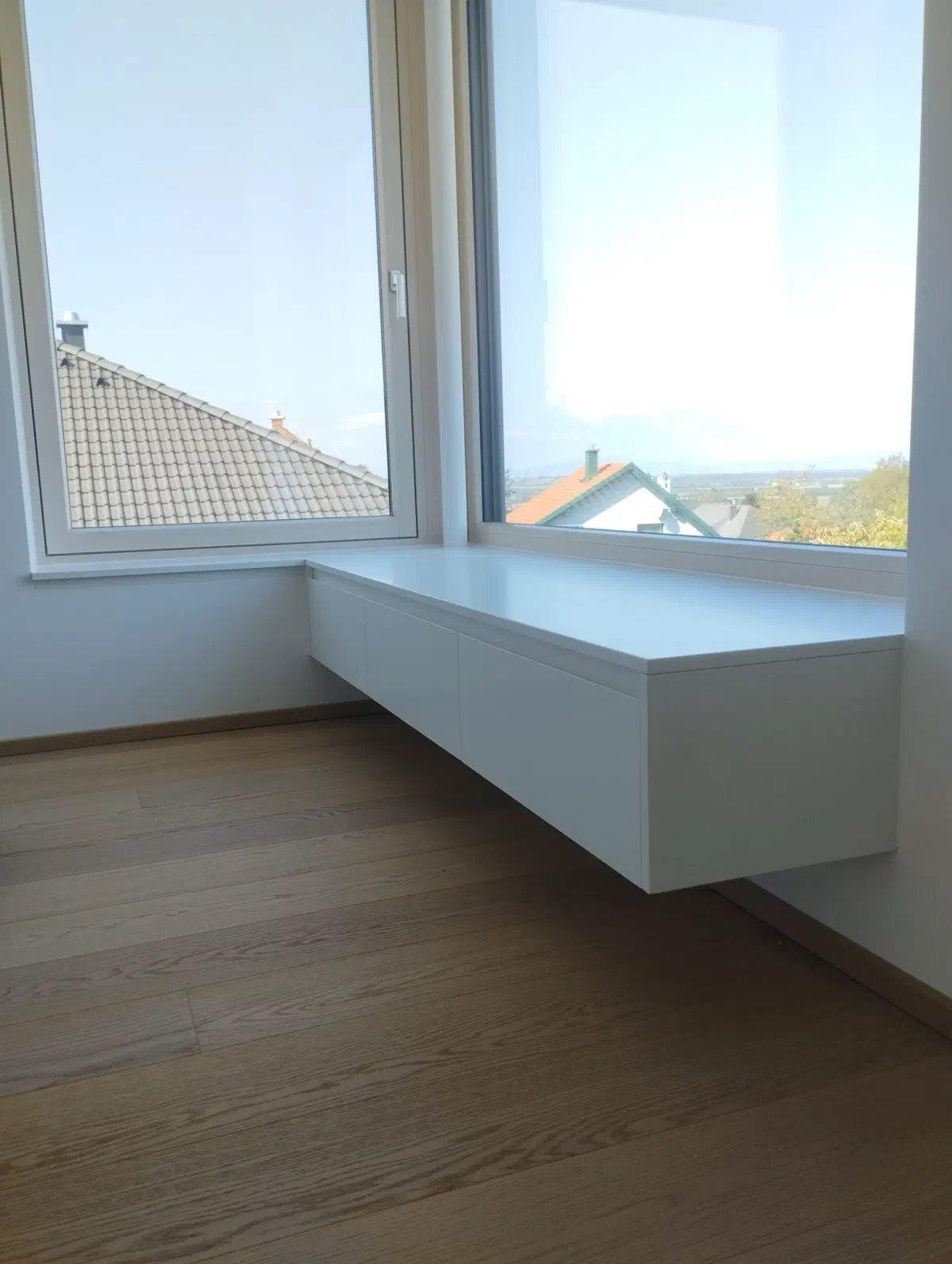 Weißes Sitzfenster