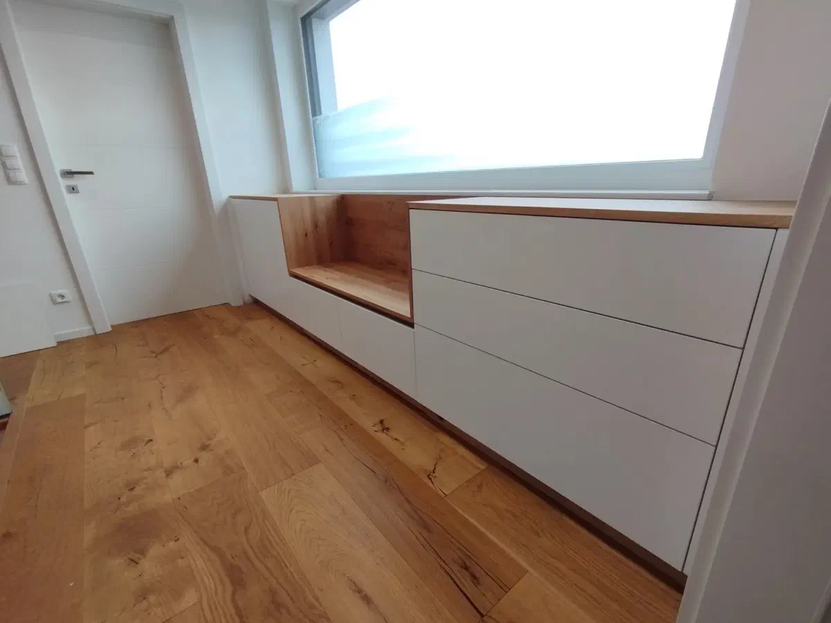 Sitzfenster mit weißen Laden
