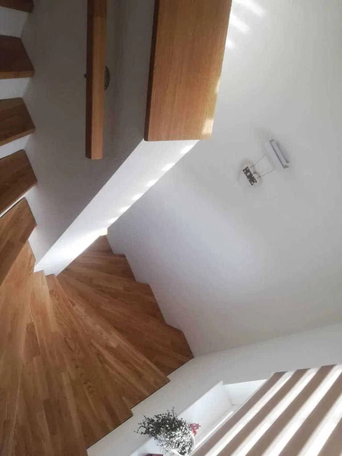 Stiegenaufgang mit Licht