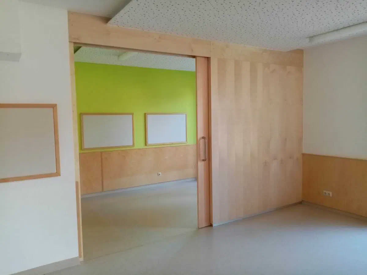 Holzverkleidete Wand mit bündiger Tür