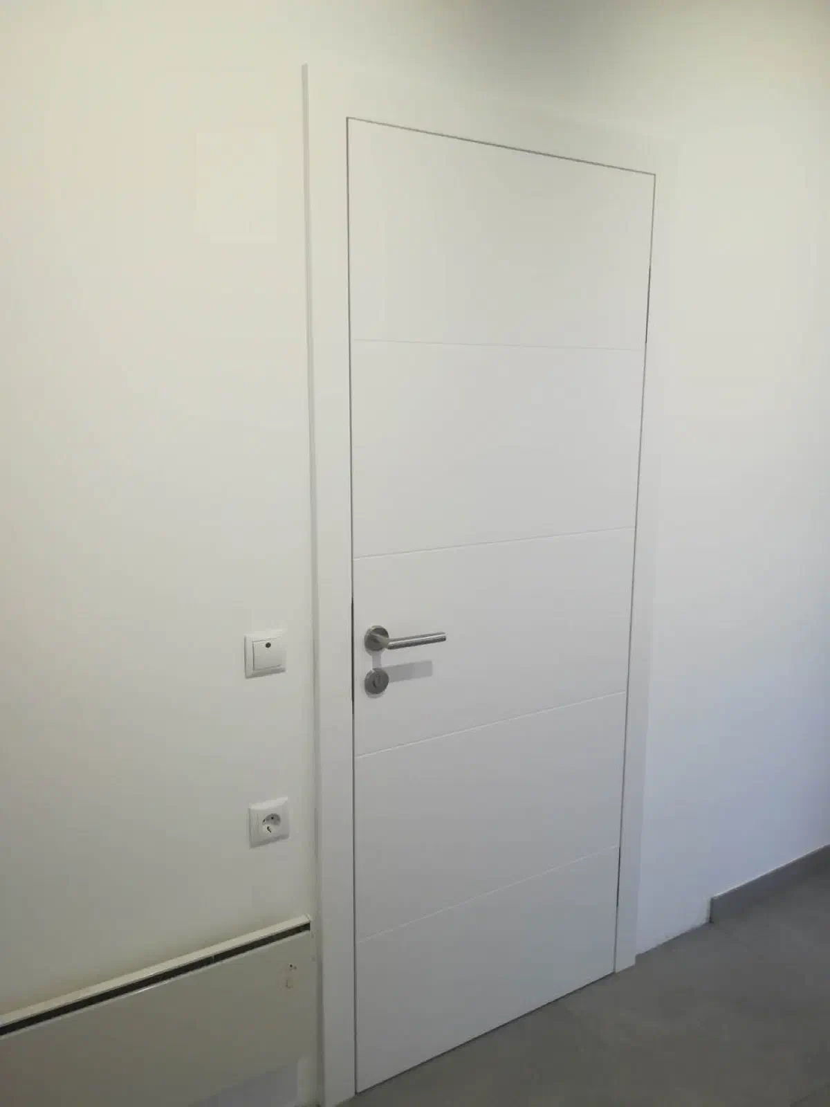 Weiße Innentür mit Holzboden