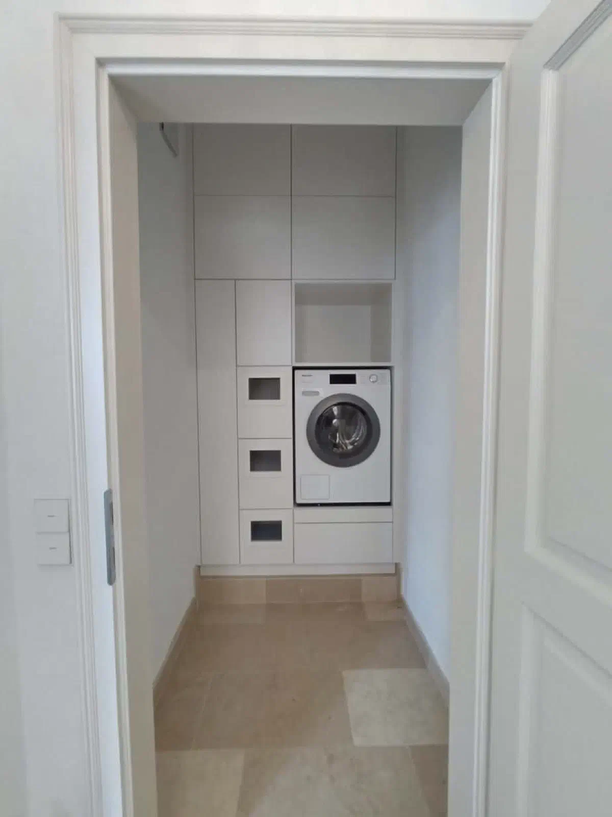 Waschküche mit Hochschrank