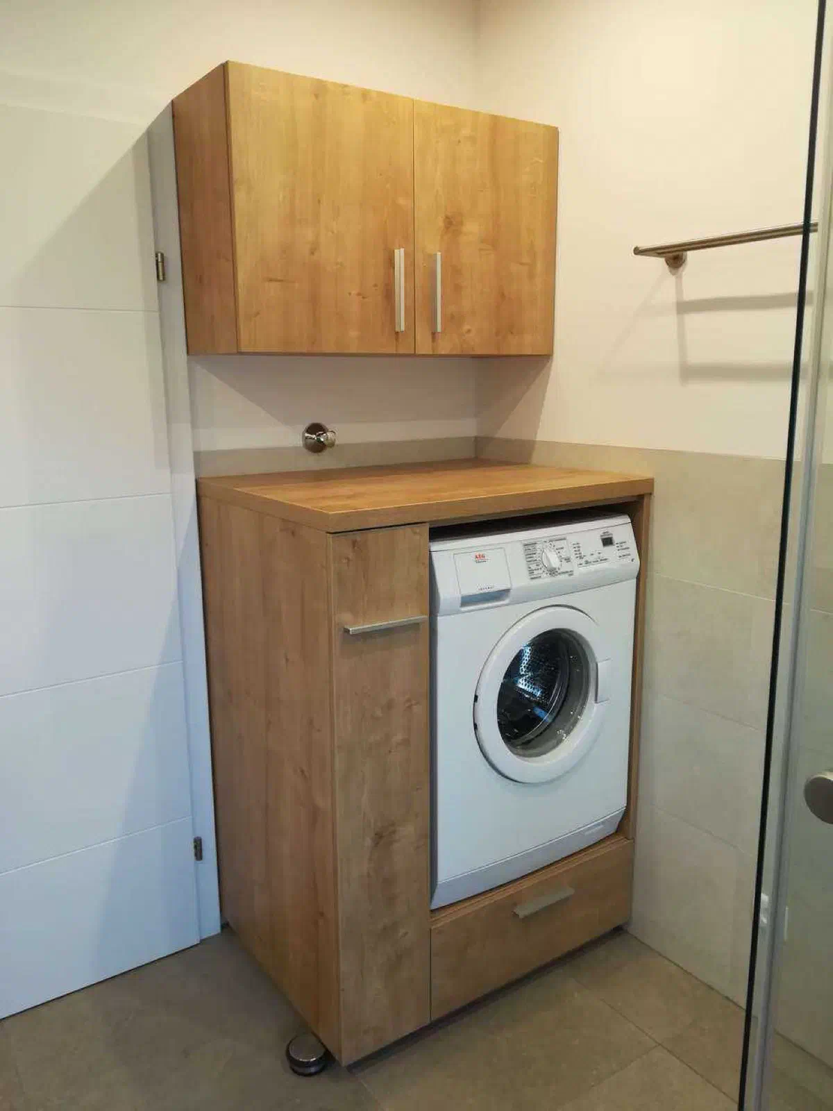 Waschmaschine unter Holzplatte
