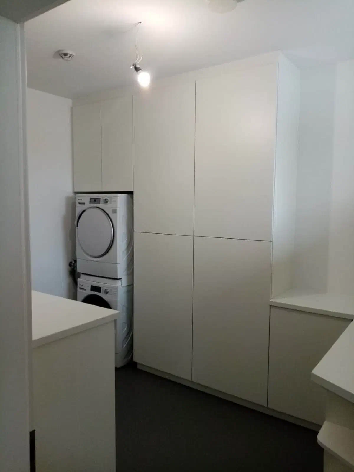 Geräte übereinander im Schrank